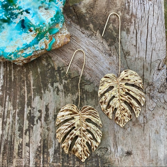 Zara Pendant Monstera Earrings - Picture 5 of 6